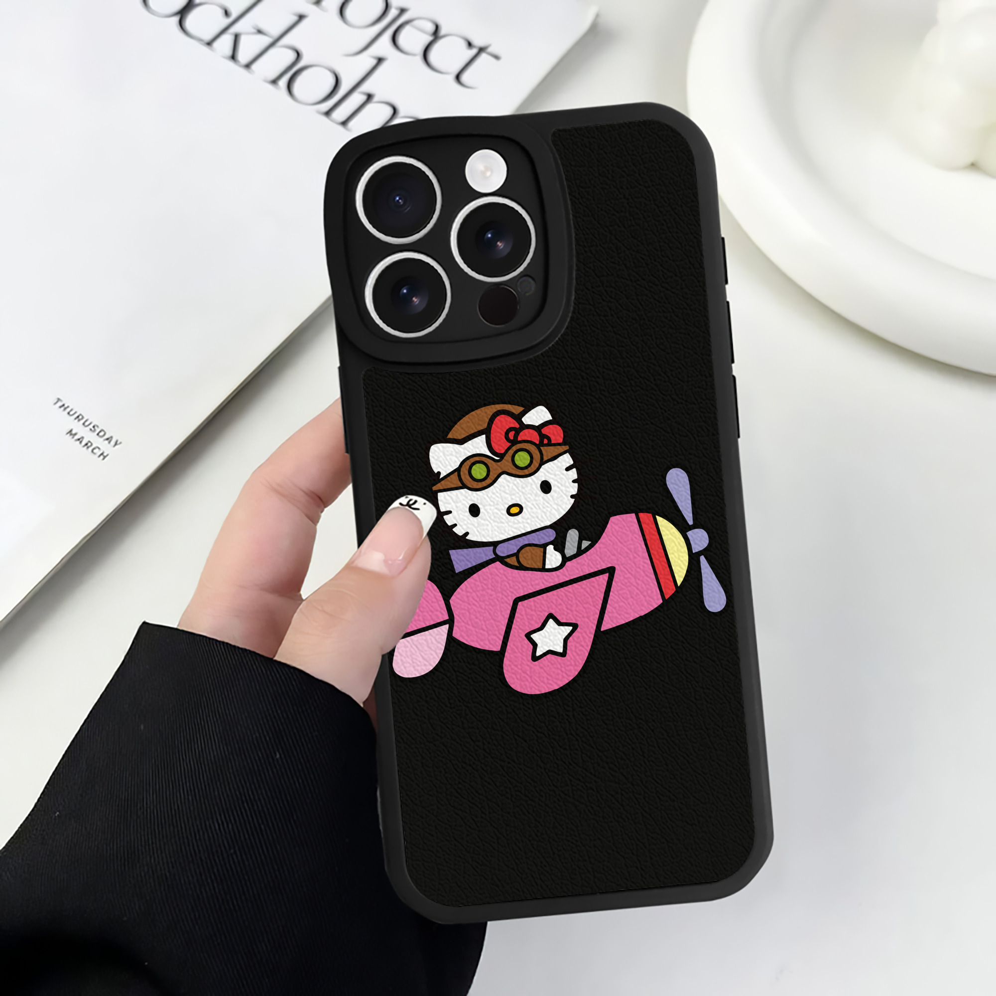 （画像用） Hello Kitty ハローキティ 【iPhone 16シリーズ対応】シリコンスマホケース（レザー調） 材質：シリコン